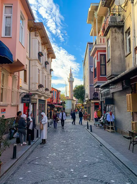 Balat, İstanbul 'un Balat, Fener semtindeki renkli evler ve binalar bir sürü modaya uygun kafe, restoran ve dükkanlarla dolu.