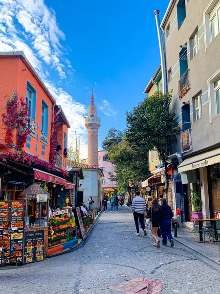 Balat, İstanbul 'un Balat, Fener semtindeki renkli evler ve binalar bir sürü modaya uygun kafe, restoran ve dükkanlarla dolu.