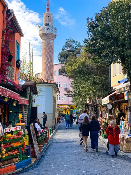Balat, İstanbul 'un Balat, Fener semtindeki renkli evler ve binalar bir sürü modaya uygun kafe, restoran ve dükkanlarla dolu.
