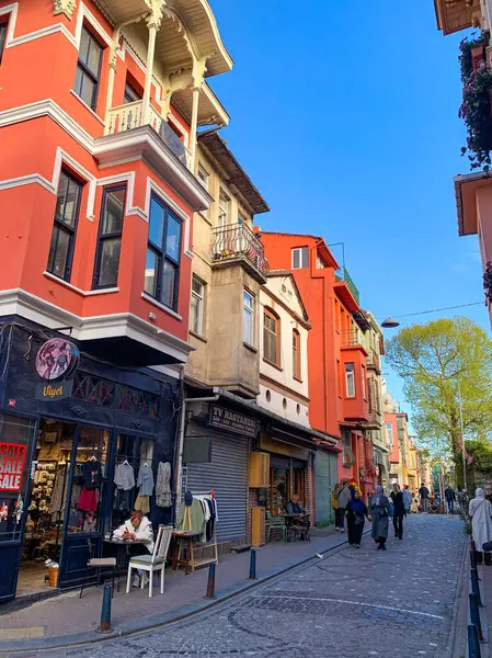 Balat, İstanbul 'un Balat, Fener semtindeki renkli evler ve binalar bir sürü modaya uygun kafe, restoran ve dükkanlarla dolu.