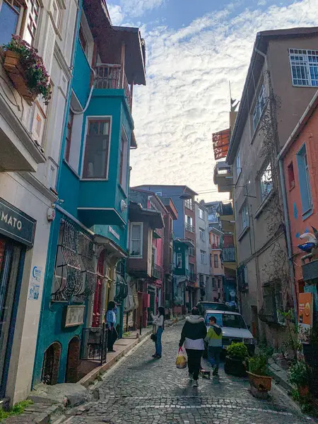 Balat, İstanbul 'un Balat, Fener semtindeki renkli evler ve binalar bir sürü modaya uygun kafe, restoran ve dükkanlarla dolu.