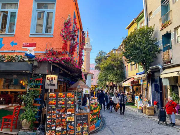 Balat, İstanbul 'un Balat, Fener semtindeki renkli evler ve binalar bir sürü modaya uygun kafe, restoran ve dükkanlarla dolu.