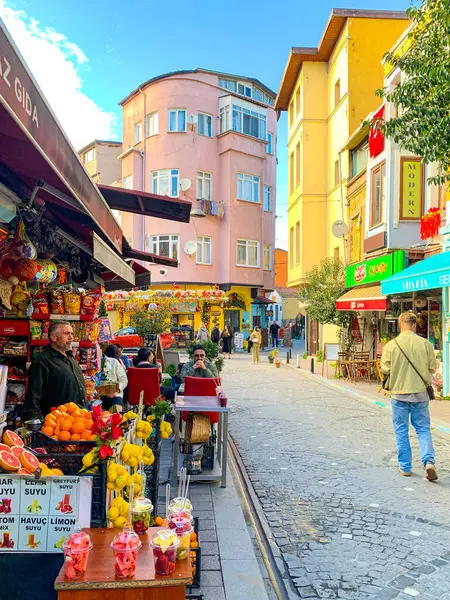 Balat, İstanbul 'un Balat, Fener semtindeki renkli evler ve binalar bir sürü modaya uygun kafe, restoran ve dükkanlarla dolu.