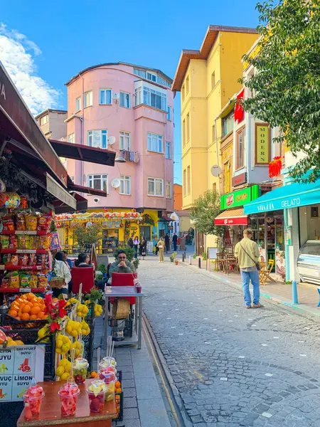 Balat, İstanbul 'un Balat, Fener semtindeki renkli evler ve binalar bir sürü modaya uygun kafe, restoran ve dükkanlarla dolu.