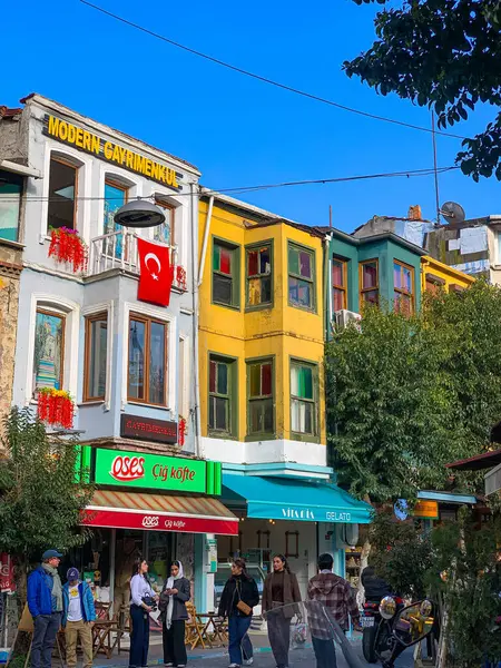 Balat, İstanbul 'un Balat, Fener semtindeki renkli evler ve binalar bir sürü modaya uygun kafe, restoran ve dükkanlarla dolu.