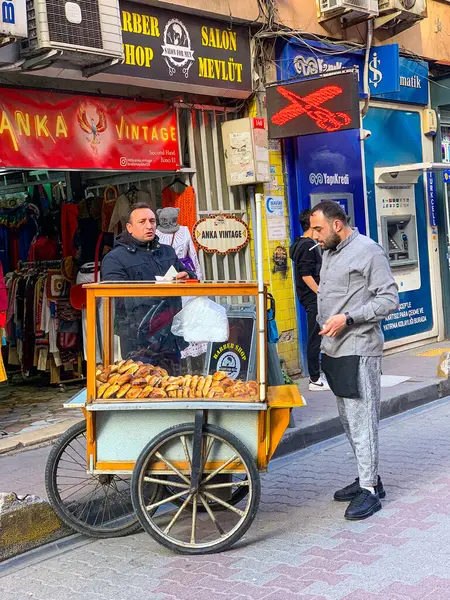 Balat, İstanbul 'un Balat, Fener semtindeki renkli evler ve binalar bir sürü modaya uygun kafe, restoran ve dükkanlarla dolu.