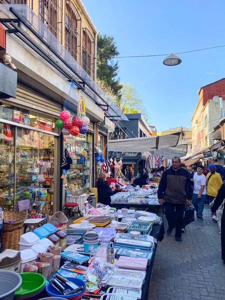 İstanbul 'un Balat, Fener semtinde bir sürü modaya uygun kafe, restoran ve dükkan bulunan yeni yerel pazar 