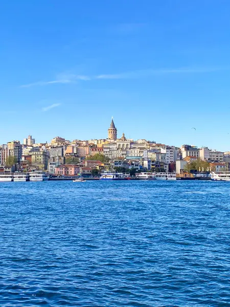 Galata Kulesi ve altın boynuzu, Eminonu 'dan güzel mavi gökyüzü ve deniz manzaralı İstanbul, Türkiye' de güneşli bir günde 