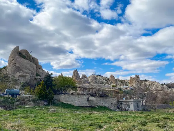 Goreme, Cappadocia 'daki doğal kaya oluşumlarındaki binalar, oteller, restoranlar, barlar, kafeler ve evler. 