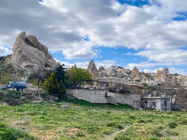 Goreme, Cappadocia 'daki doğal kaya oluşumlarındaki binalar, oteller, restoranlar, barlar, kafeler ve evler. 