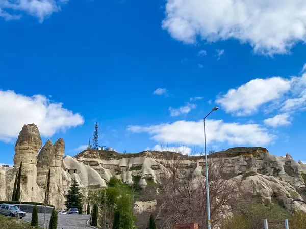 Goreme, Cappadocia 'daki doğal kaya oluşumlarındaki binalar, oteller, restoranlar, barlar, kafeler ve evler. 