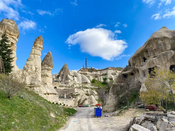 Goreme, Cappadocia 'daki doğal kaya oluşumlarındaki binalar, oteller, restoranlar, barlar, kafeler ve evler. 