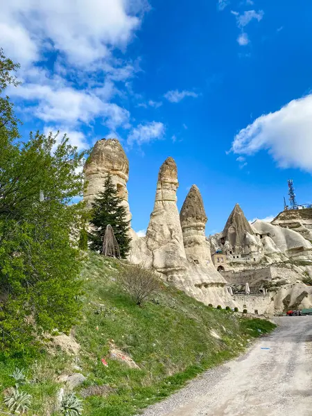 Goreme, Cappadocia 'daki doğal kaya oluşumlarındaki binalar, oteller, restoranlar, barlar, kafeler ve evler. 