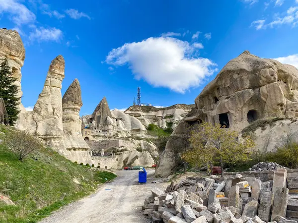 Goreme, Cappadocia 'daki doğal kaya oluşumlarındaki binalar, oteller, restoranlar, barlar, kafeler ve evler. 