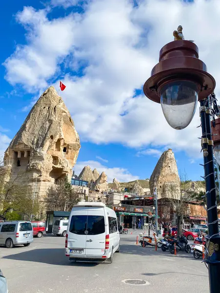 Hediyelik eşya dükkanları, oteller, restoranlar, barlar, kafeler ve evler Goreme, Cappadocia 'daki doğal kaya oluşumları ve mağara evleri