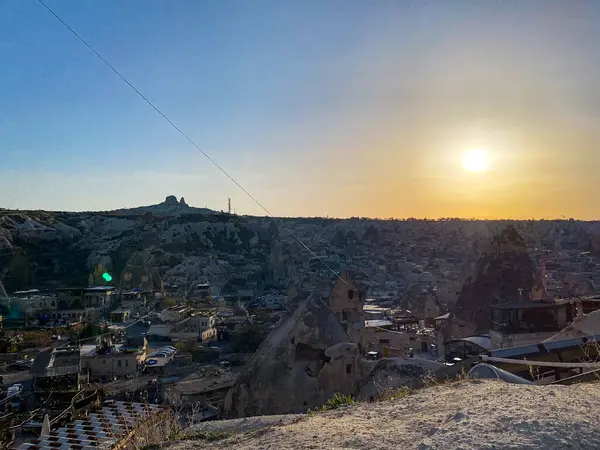 Goreme, Cappadocia 'da güzel bir günbatımında peri bacaları ve kırmızı vadi manzarası 