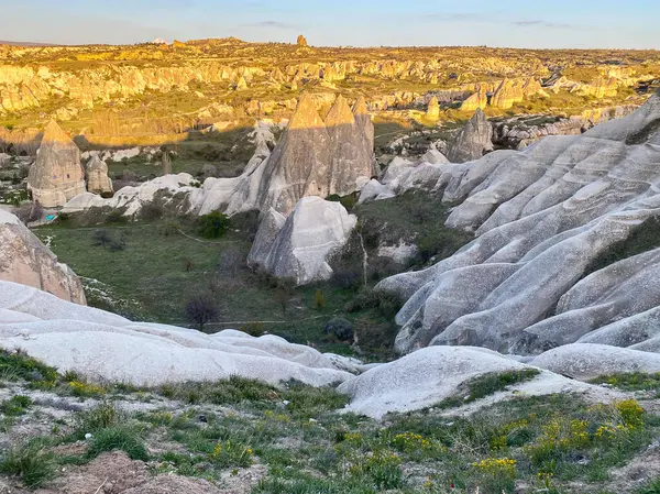 Goreme, Cappadocia 'da güzel bir günbatımında peri bacaları ve kırmızı vadi manzarası 