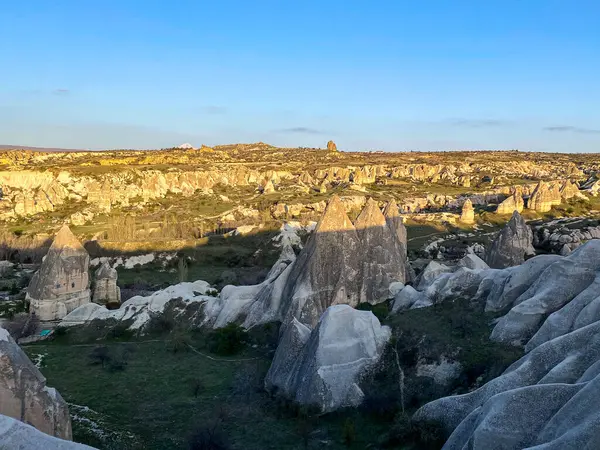 Goreme, Cappadocia 'da güzel bir günbatımında peri bacaları ve kırmızı vadi manzarası 