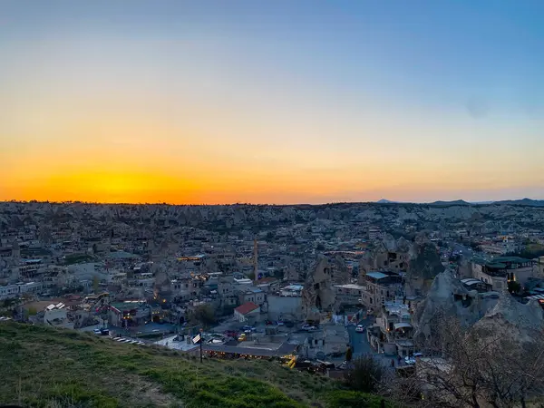 Goreme, Cappadocia 'da güzel bir günbatımında peri bacaları ve kırmızı vadi manzarası 