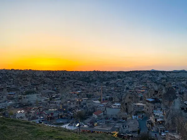 Goreme, Cappadocia 'da güzel bir günbatımında peri bacaları ve kırmızı vadi manzarası 