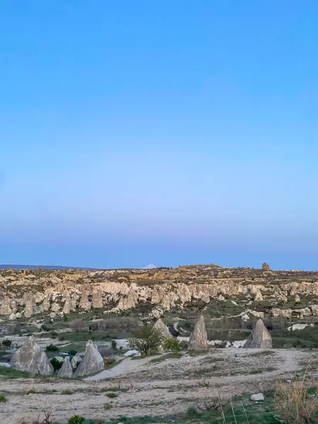 Goreme, Cappadocia 'da güzel bir günbatımında peri bacaları ve kırmızı vadi manzarası 