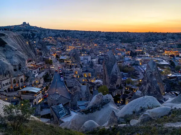 Goreme, Cappadocia 'da güzel bir günbatımında peri bacaları ve kırmızı vadi manzarası 