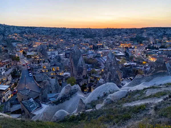 Goreme, Cappadocia 'da güzel bir günbatımında peri bacaları ve kırmızı vadi manzarası 