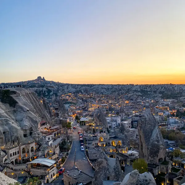 Goreme, Cappadocia 'da güzel bir günbatımında peri bacaları ve kırmızı vadi manzarası 
