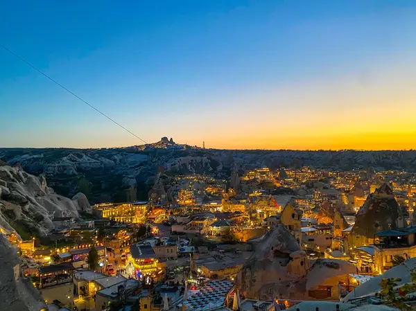 Goreme, Cappadocia 'da güzel bir günbatımında peri bacaları ve kırmızı vadi manzarası 