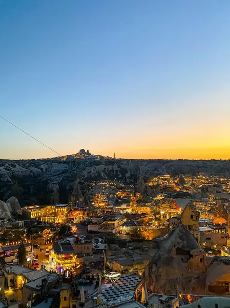 Goreme, Cappadocia 'da güzel bir günbatımında peri bacaları ve kırmızı vadi manzarası 