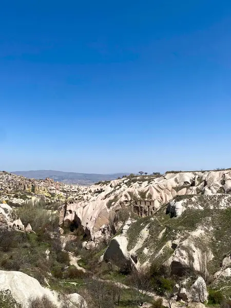 Güvercinler Vadisi ve Uchisar Kalesi manzarası, Goreme, Kapadokya 'da doğal kaya oluşumu ve mağara evleri ile muhteşem bir manzara.