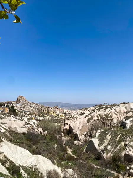 Güvercinler Vadisi ve Uchisar Kalesi manzarası, Goreme, Kapadokya 'da doğal kaya oluşumu ve mağara evleri ile muhteşem bir manzara.