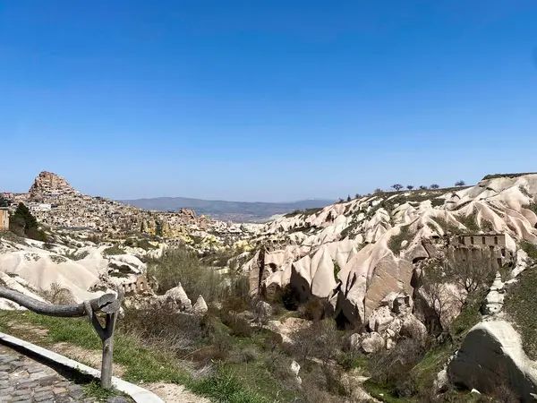Güvercinler Vadisi ve Uchisar Kalesi manzarası, Goreme, Kapadokya 'da doğal kaya oluşumu ve mağara evleri ile muhteşem bir manzara.