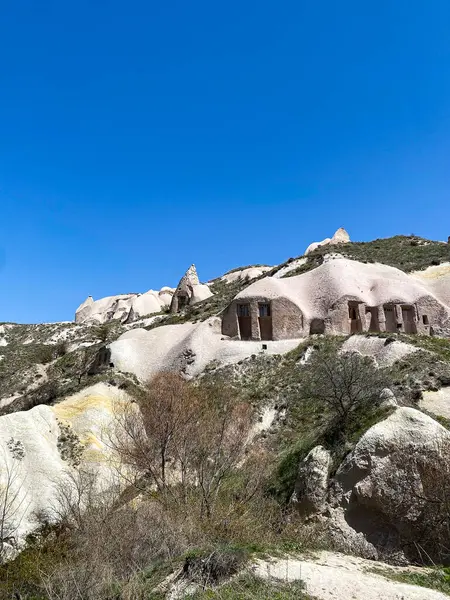 Güvercinler Vadisi ve Uchisar Kalesi manzarası, Goreme, Kapadokya 'da doğal kaya oluşumu ve mağara evleri ile muhteşem bir manzara.