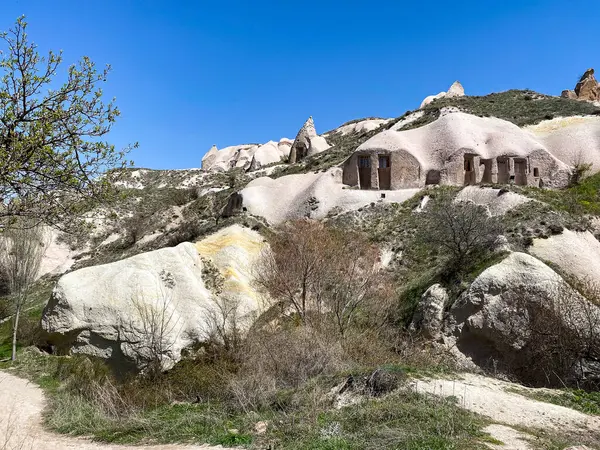 Güvercinler Vadisi ve Uchisar Kalesi manzarası, Goreme, Kapadokya 'da doğal kaya oluşumu ve mağara evleri ile muhteşem bir manzara.