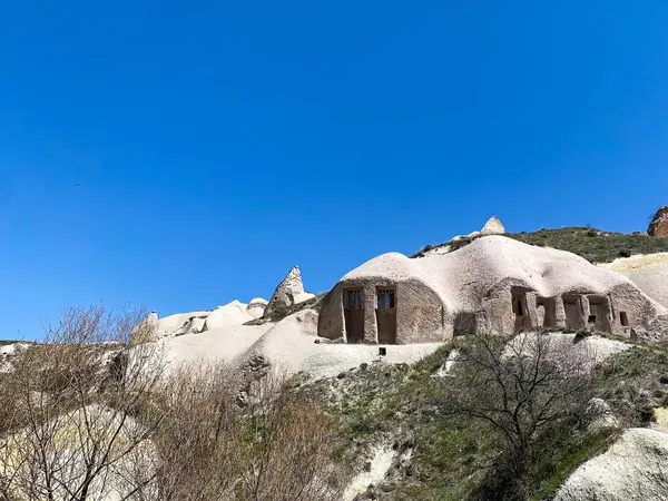 Güvercinler Vadisi ve Uchisar Kalesi manzarası, Goreme, Kapadokya 'da doğal kaya oluşumu ve mağara evleri ile muhteşem bir manzara.