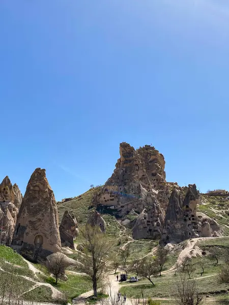 Uchisar Şatosu ya da Kalesi, Türkiye 'nin en yüksek noktasındaki volkanik kayalardan oyulmuş eşsiz bir mağara binası.