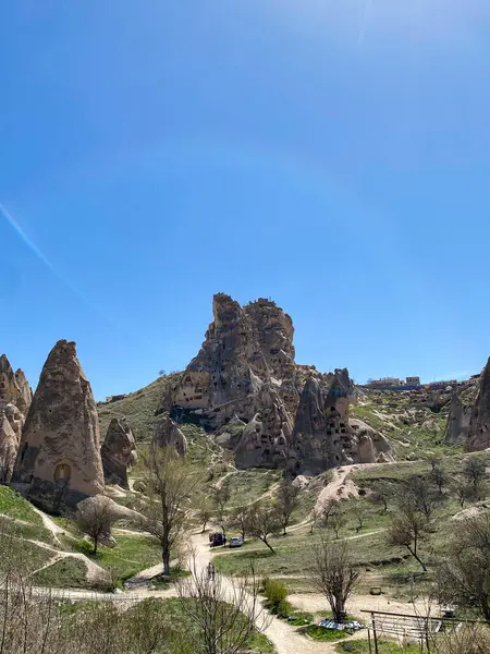 Uchisar Şatosu ya da Kalesi, Türkiye 'nin en yüksek noktasındaki volkanik kayalardan oyulmuş eşsiz bir mağara binası.