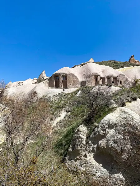 Güvercinler Vadisi ve Uchisar Kalesi manzarası, Goreme, Kapadokya 'da doğal kaya oluşumu ve mağara evleri ile muhteşem bir manzara.