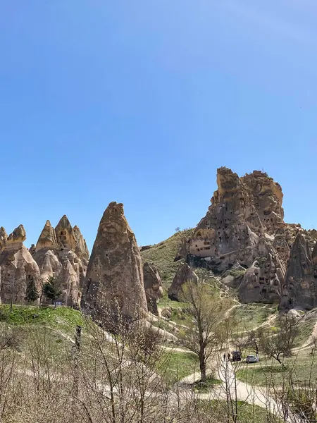 Uchisar Şatosu ya da Kalesi, Türkiye 'nin en yüksek noktasındaki volkanik kayalardan oyulmuş eşsiz bir mağara binası.