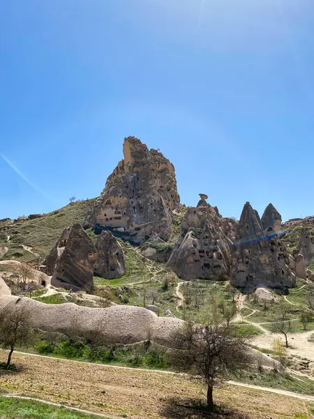 Uchisar Şatosu ya da Kalesi, Türkiye 'nin en yüksek noktasındaki volkanik kayalardan oyulmuş eşsiz bir mağara binası.