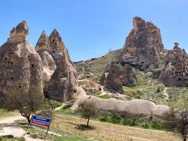 Uchisar Şatosu ya da Kalesi, Türkiye 'nin en yüksek noktasındaki volkanik kayalardan oyulmuş eşsiz bir mağara binası.