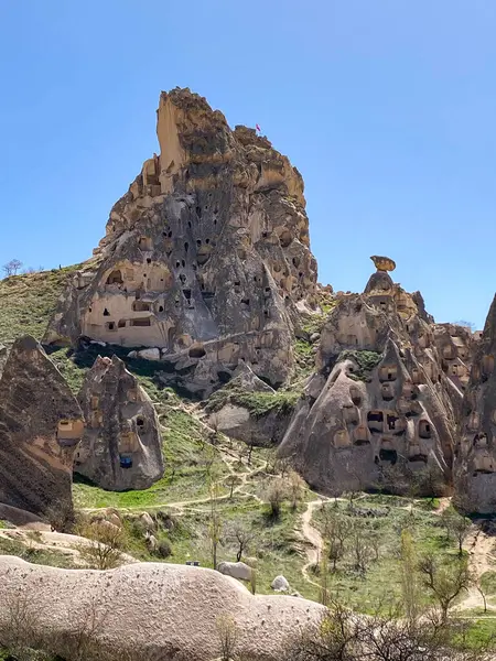 Uchisar Şatosu ya da Kalesi, Türkiye 'nin en yüksek noktasındaki volkanik kayalardan oyulmuş eşsiz bir mağara binası.