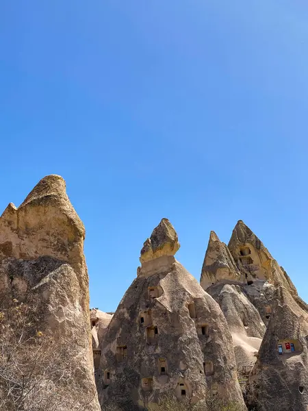 Uchisar Şatosu ya da Kalesi, Türkiye 'nin en yüksek noktasındaki volkanik kayalardan oyulmuş eşsiz bir mağara binası.