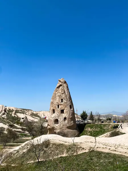 Uchisar Şatosu ya da Kalesi, Türkiye 'nin en yüksek noktasındaki volkanik kayalardan oyulmuş eşsiz bir mağara binası.
