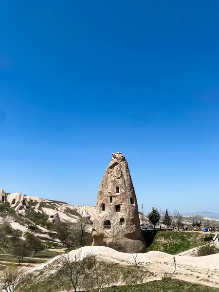 Uchisar Şatosu ya da Kalesi, Türkiye 'nin en yüksek noktasındaki volkanik kayalardan oyulmuş eşsiz bir mağara binası.