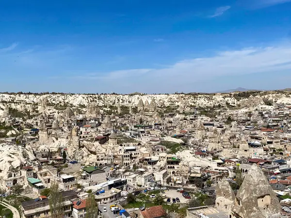 Goreme, Kapadokya 'daki mağara evleri ve otellerin havadan ve panoramik manzarası - eşsiz doğal kaya oluşumu, Kapadokya' nın peri bacaları, Türkiye 'nin 