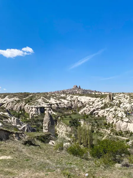 Uchisar şatosu ve peri bacaları, doğal volkanik kaya oluşumları ve Goreme, Kapadokya, Türkiye 'deki kırmızı vadi manzarası
