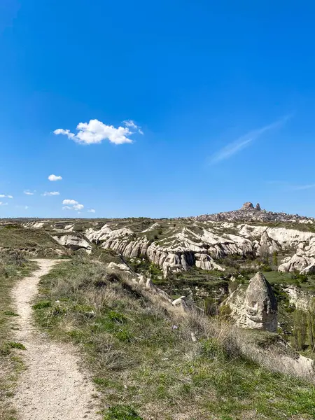 Uchisar şatosu ve peri bacaları, doğal volkanik kaya oluşumları ve Goreme, Kapadokya, Türkiye 'deki kırmızı vadi manzarası