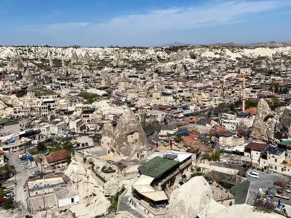 Goreme, Kapadokya 'daki mağara evleri ve otellerin havadan ve panoramik manzarası - eşsiz doğal kaya oluşumu, Kapadokya' nın peri bacaları, Türkiye 'nin 